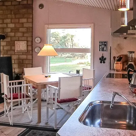 2 Bedroom Gorgeous In Aakirkeby Vester Somarken